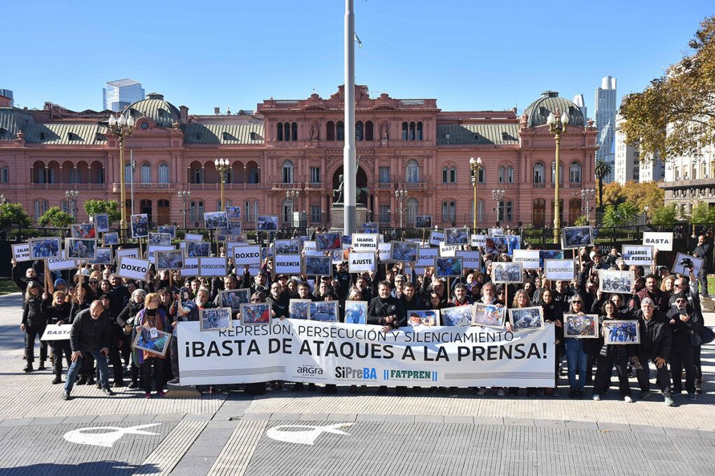 Milei intenta derogar el Estatuto del Periodista y suma otro ataque a la libertad de expresión