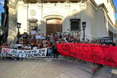 Fuga de cerebros, despidos y falta de presupuesto: denuncian que la ciencia nacional está «en liquidación final»