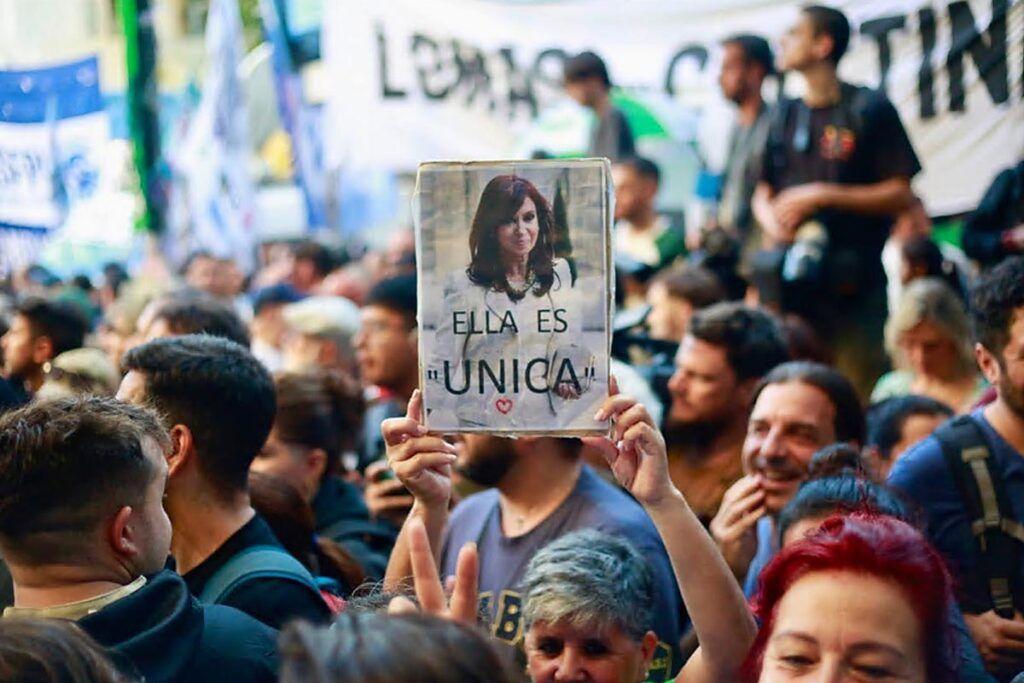 “Nunca caminarás sola”: El acompañamiento a Cristina a Tribunales y las repercusiones en el Congreso