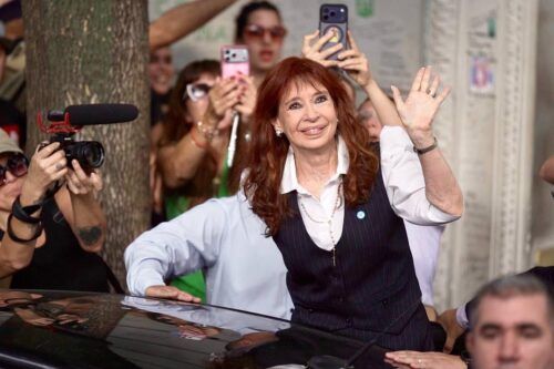 “Nunca caminarás sola”: El acompañamiento a Cristina a Tribunales y las repercusiones en el Congreso