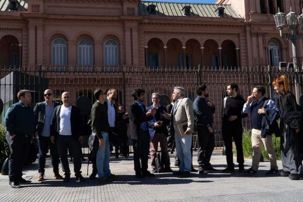 Crece el repudio al giro autoritario del gobierno sobre el periodismo