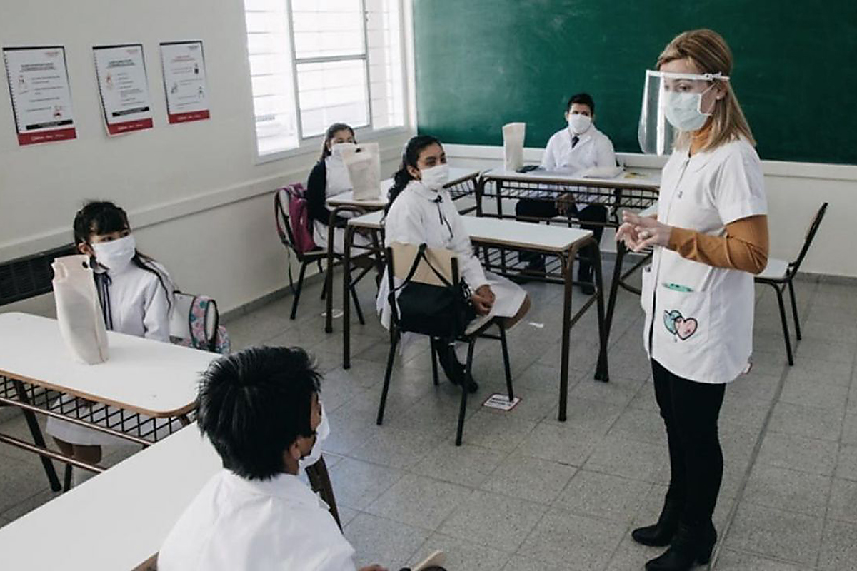 Con la llegada de la vacuna china, la inoculación de los docentes será prioridad