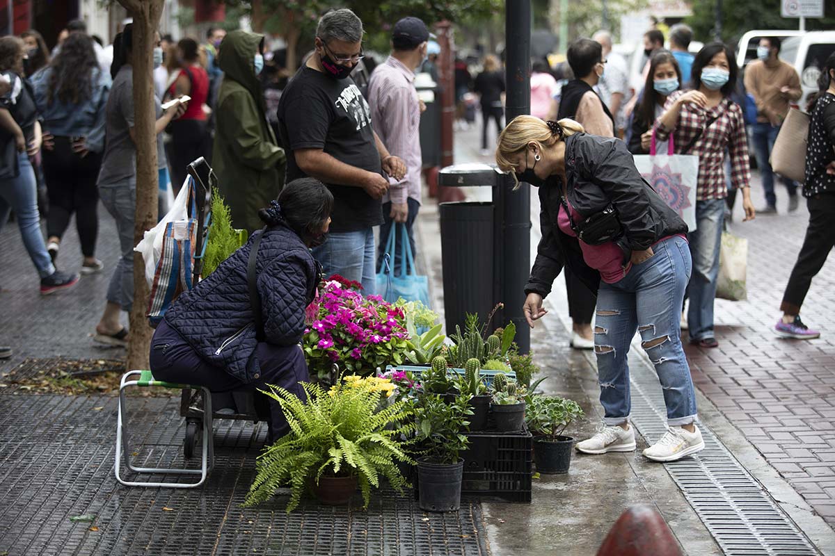 La segunda ola golpea en un mercado laboral con 1,5 millones de empleos menos y el salario real 6% abajo