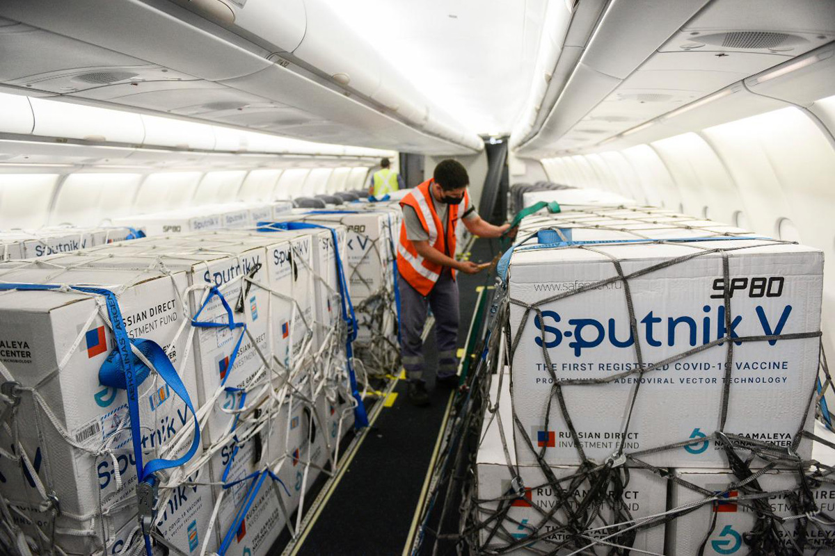 Más vacunas: esta noche llegan de Moscú 800 mil nuevas dosis