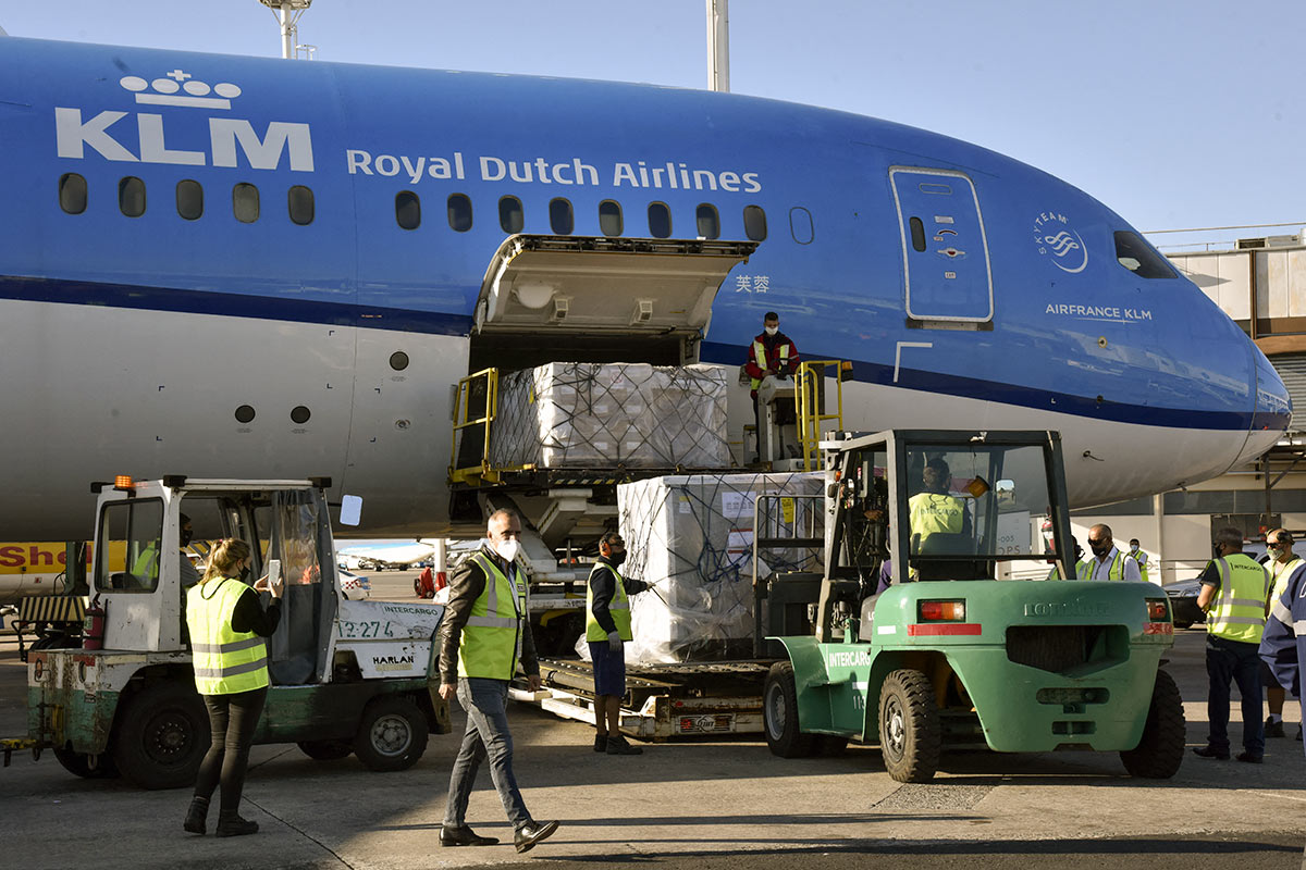 Arriban dos aviones con otro millón y medio de dosis