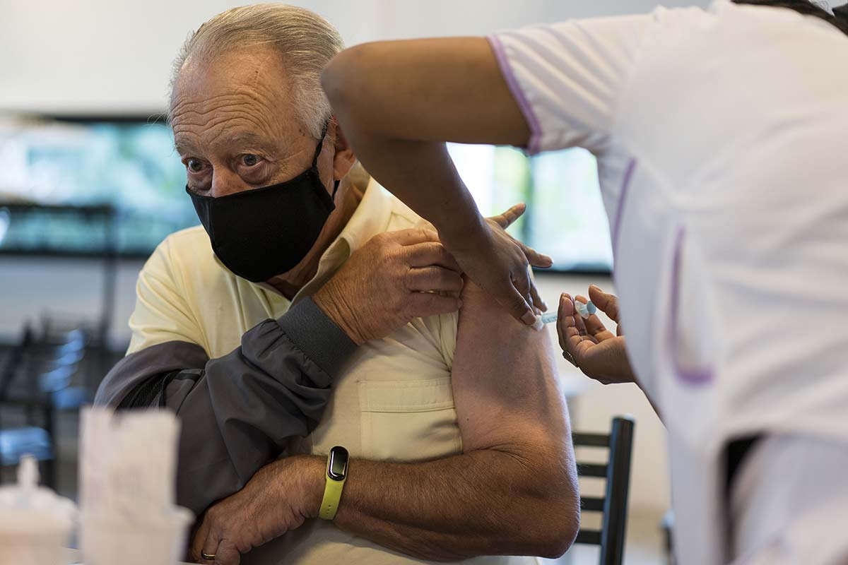 La vacuna ya está bajando la tasa de casos en personal de salud y adultos mayores