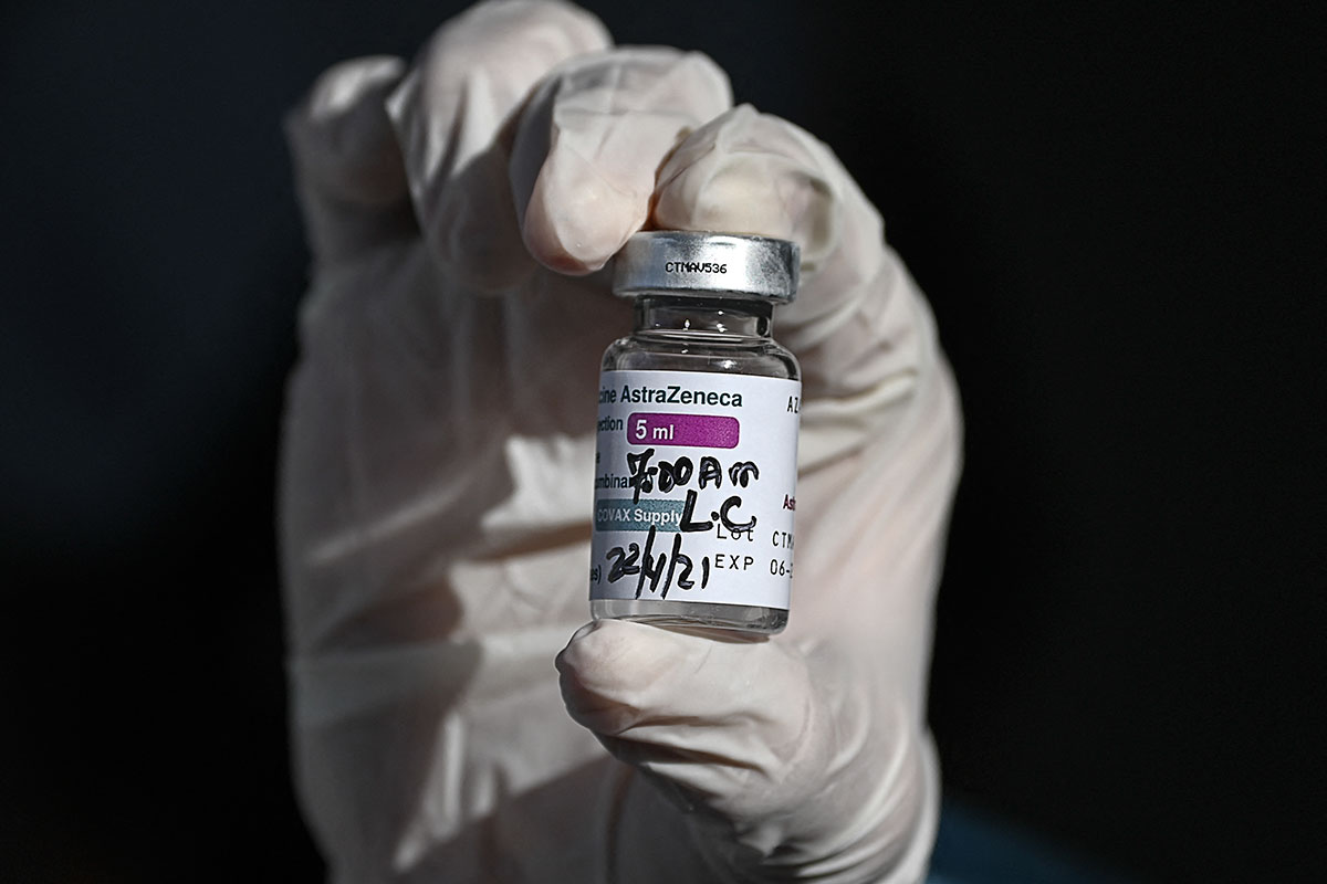 El regulador europeo afirma que la vacuna de AstraZeneca mejora sus beneficios con la edad