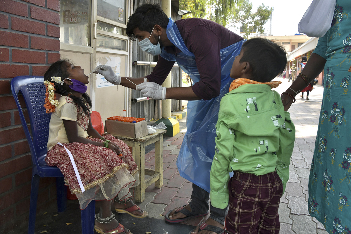 India supera por primera vez los 100 mil contagios diarios