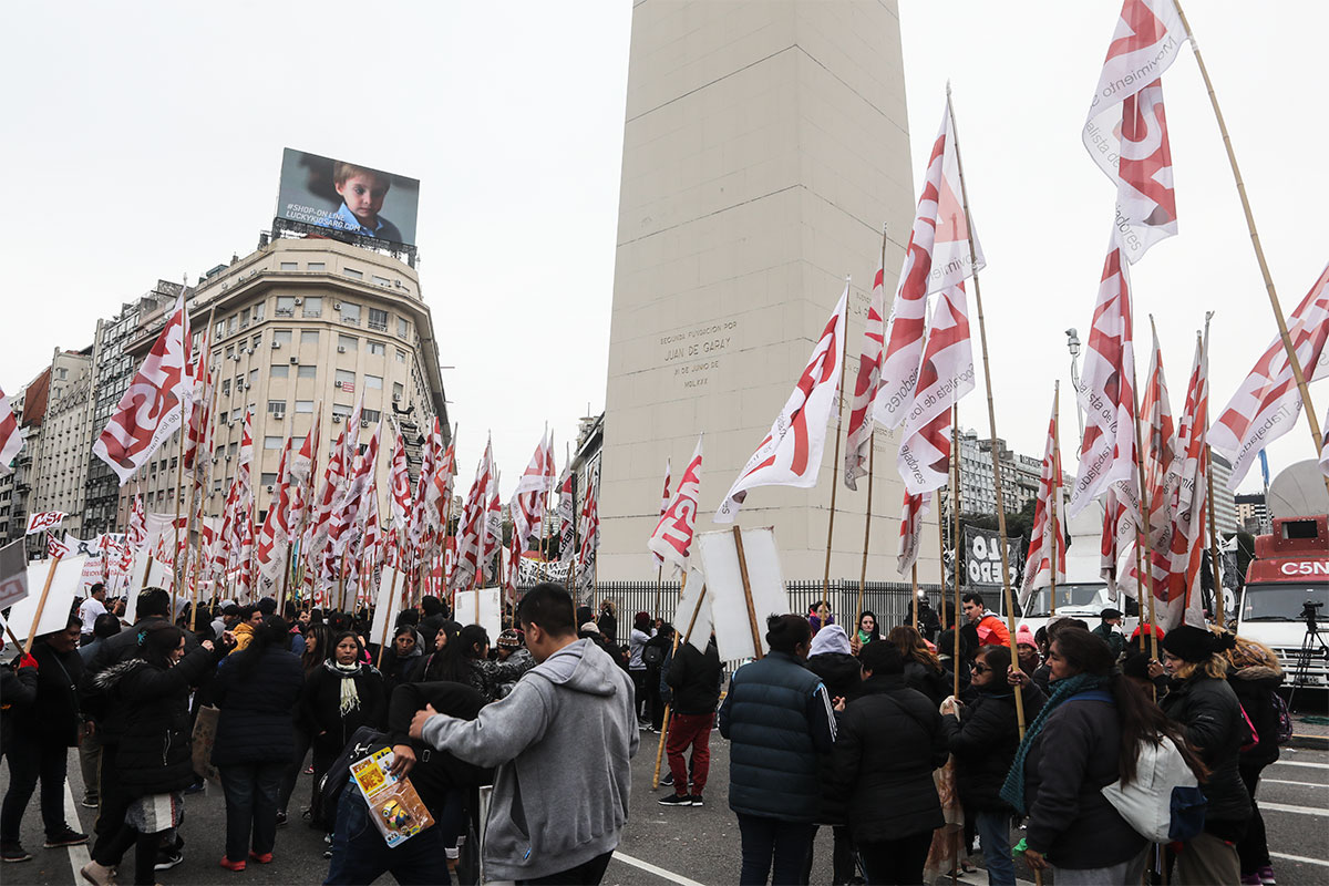 Sindicatos clasistas y organizaciones piqueteras cortaron el Puente Pueyrredón: la protesta sigue en el Obelisco
