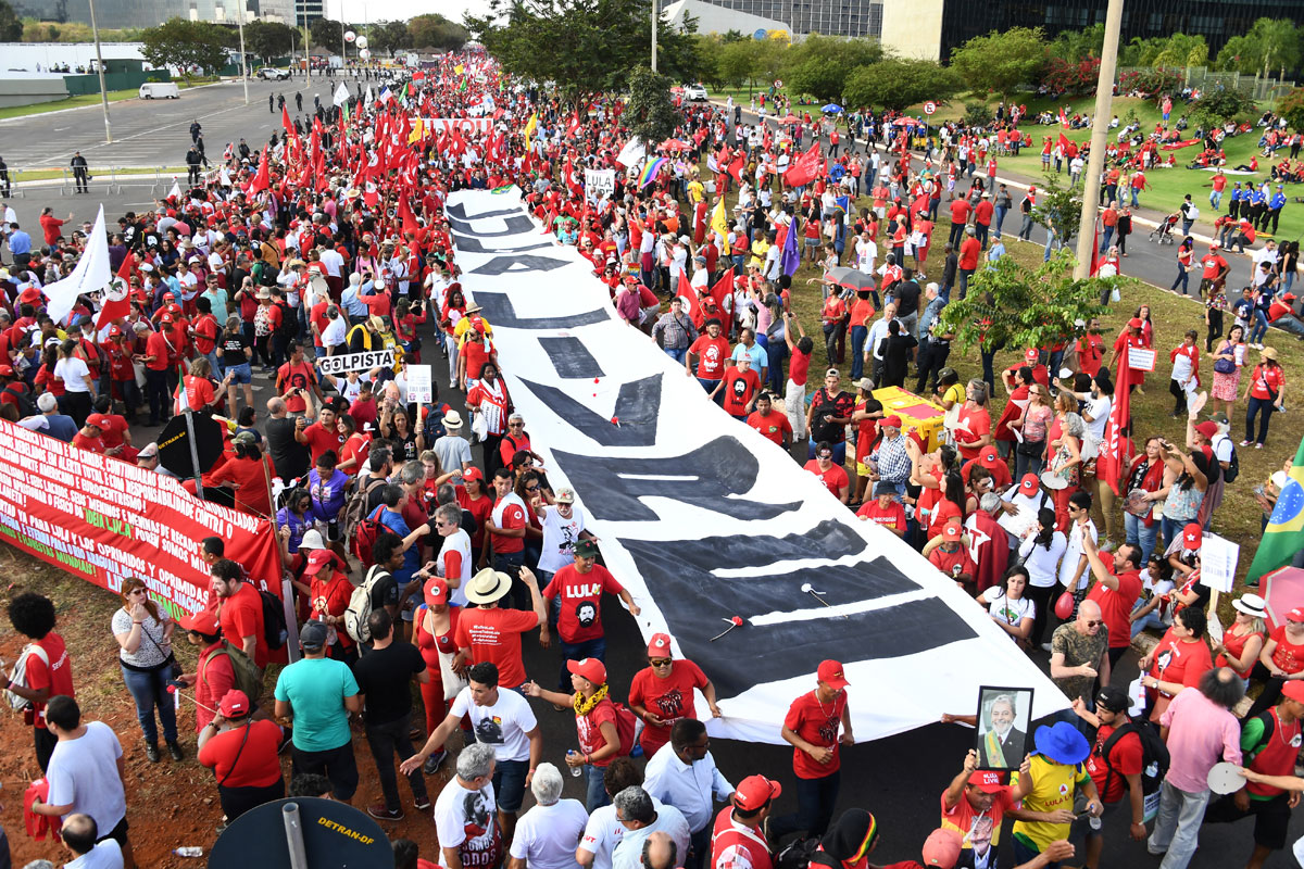 Lula es el candidato oficial del PT y deberá esperar la decisión de la justicia