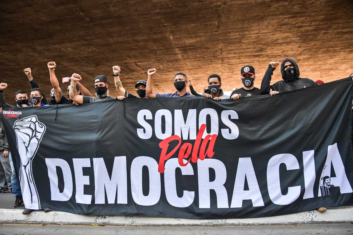 Los amigos le sueltan la mano y encima lo enfrentan las hinchadas