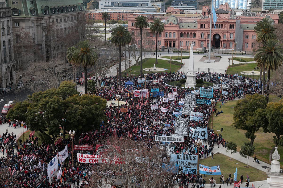 Masiva marcha de trabajadores desocupados