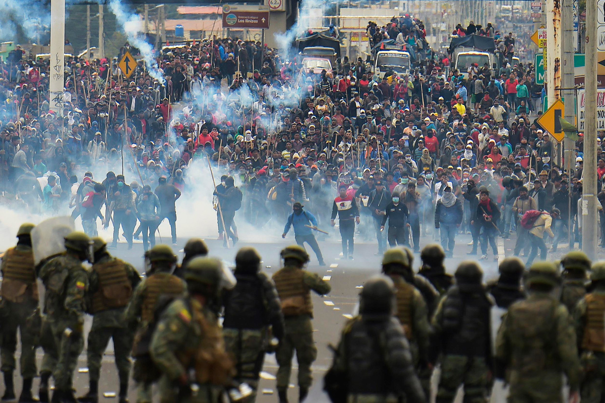 Manifestantes asaltan el Congreso en medio de protestas indígenas en Ecuador