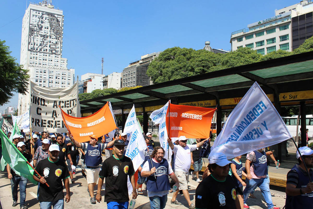 Aceiteros lograron aumento salarial de 35% y levantaron la huelga