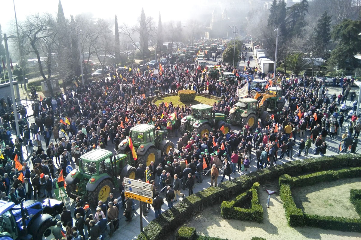 Tractorazos de agricultores españoles contra las cadenas de supermercados