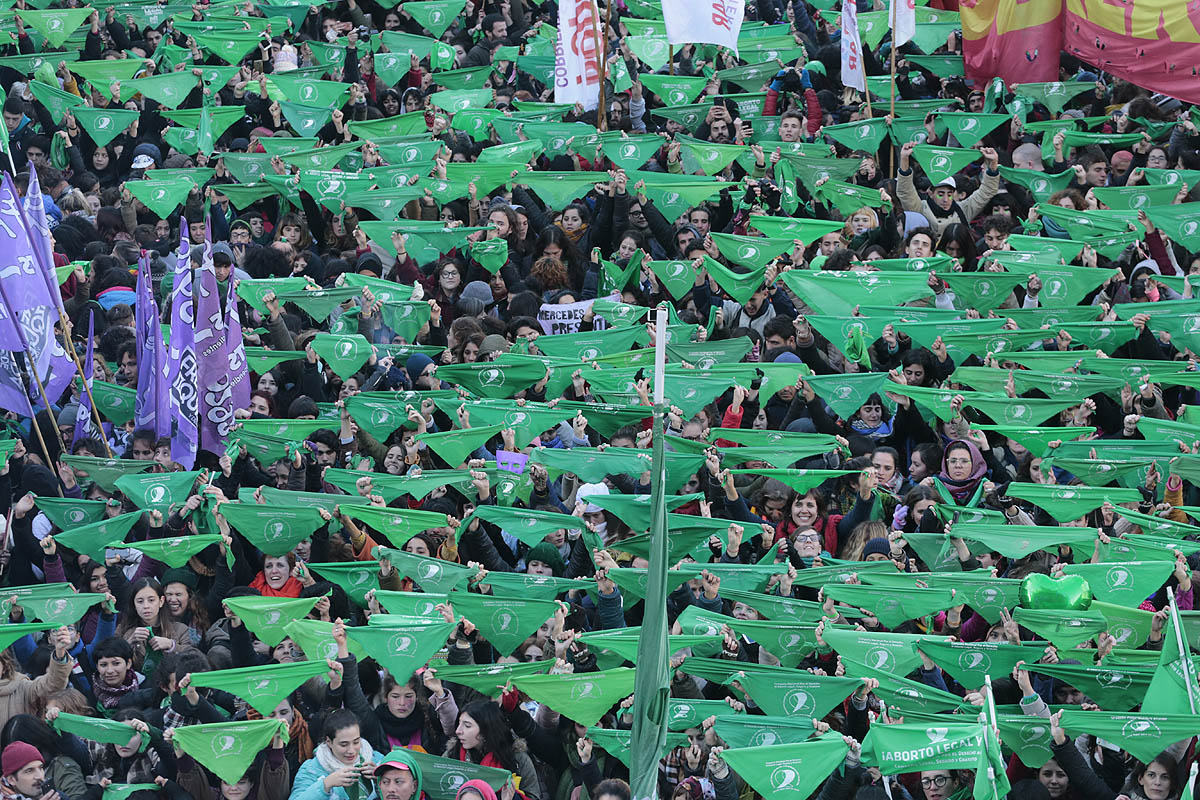 El reclamo feminista se coló en el cierre y marcó divisiones