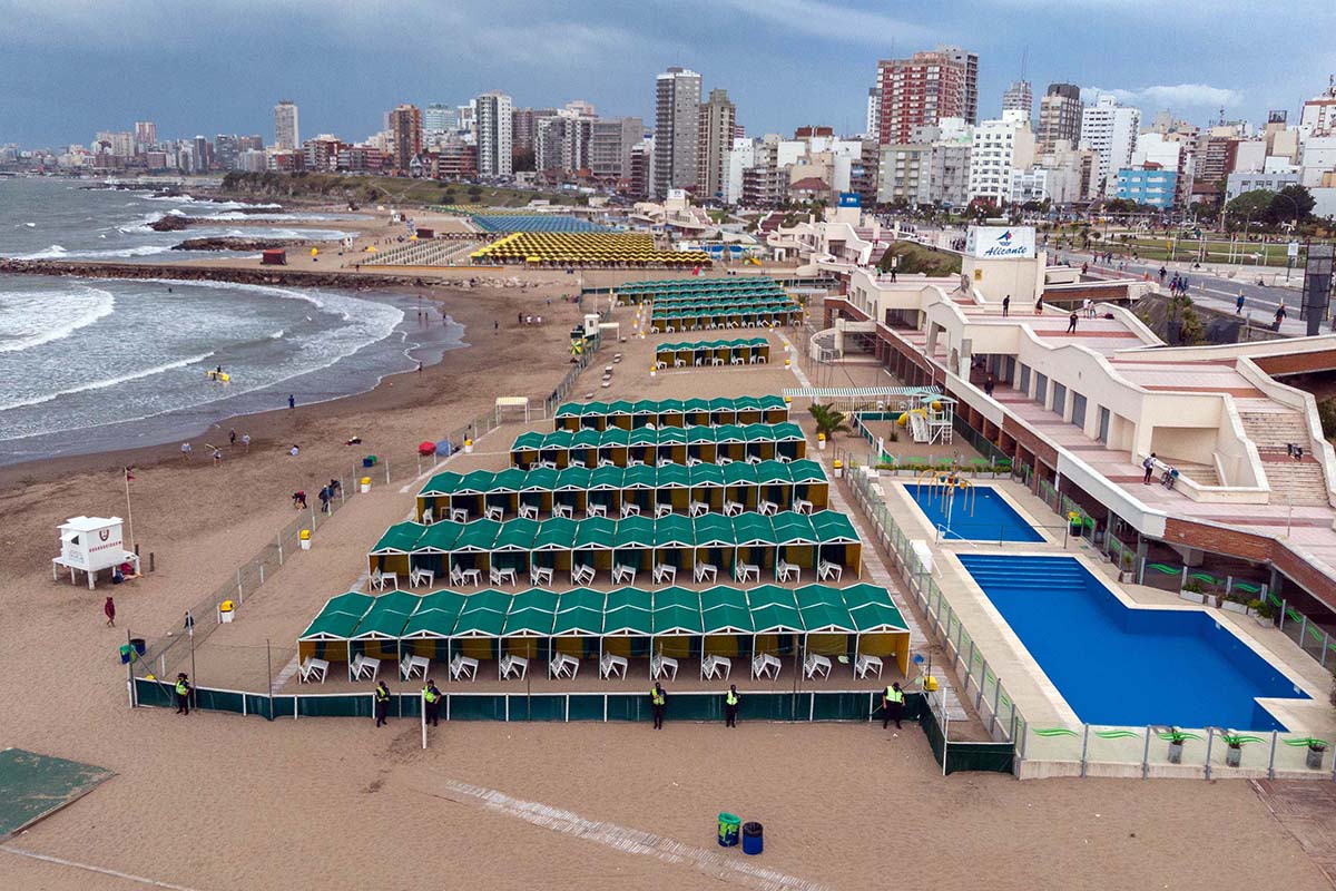 En Mar del Plata, el Municipio sancionó a un balneario que instaló 135 carpas de más: la multa equivale a 6 carpas