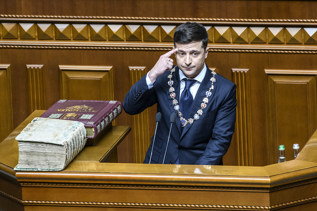 Un actor asumió como presidente de Ucrania y disolvió el Congreso
