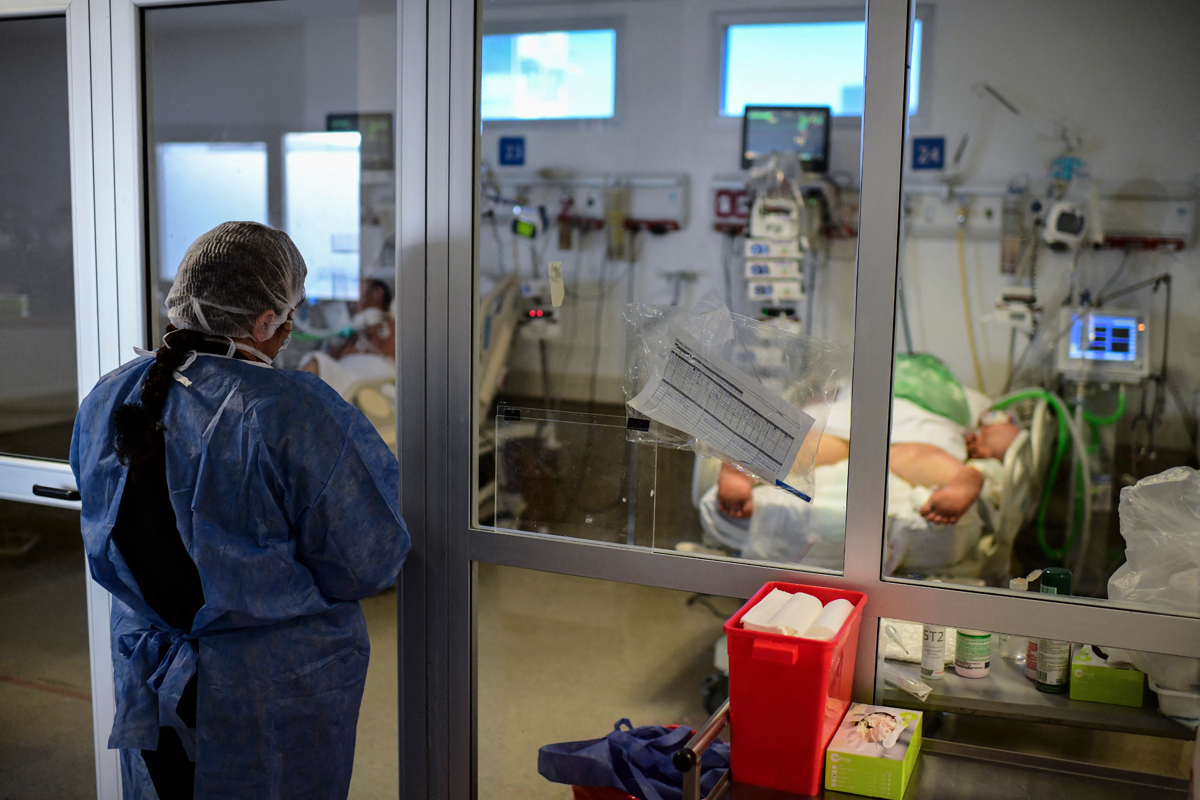 “El 60-70% de los pacientes en terapias tiene covid, las camas para otras patologías son cada vez menos”