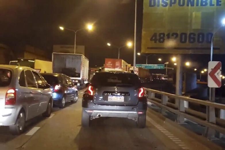 Enojo por largas filas de autos en los ingresos a la Ciudad de Buenos Aires