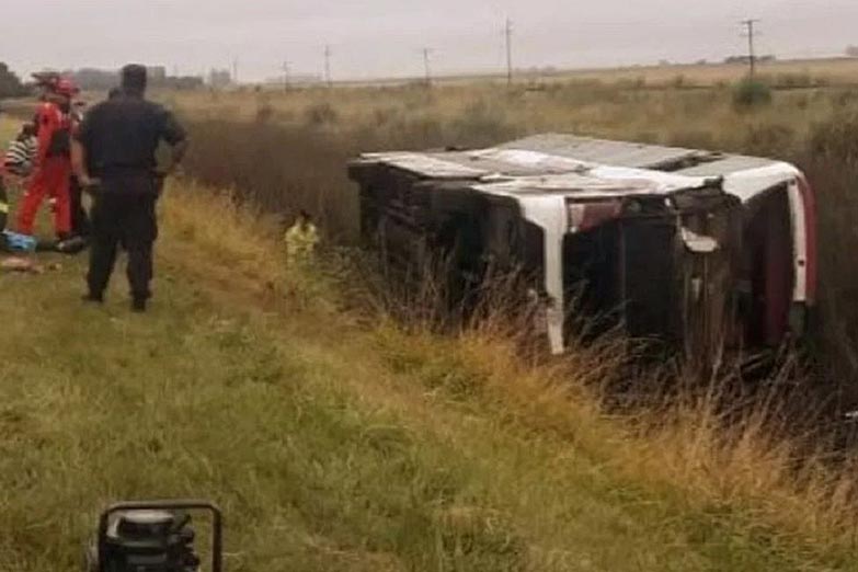 Al menos 15 personas heridas al volcar un micro en la Autovía 2