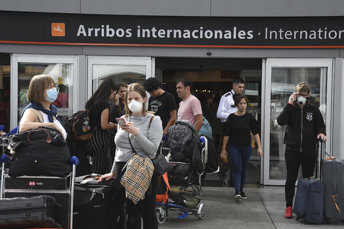 El gobierno suspendió el ingreso de turistas de países limítrofes por aire y por tierra hasta el 8 de enero