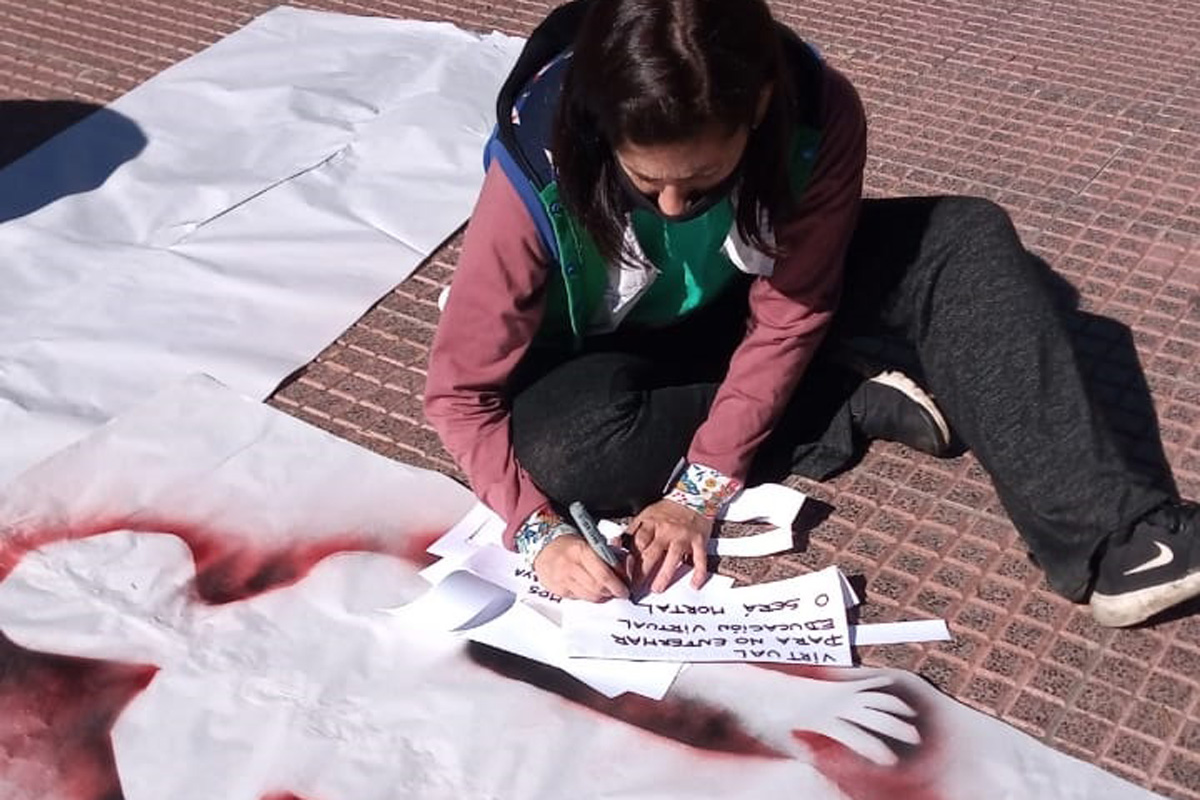 Siluetazos, ruidazos y marchas: tras el fallo de la Corte, crece el reclamo de familias contra la presencialidad