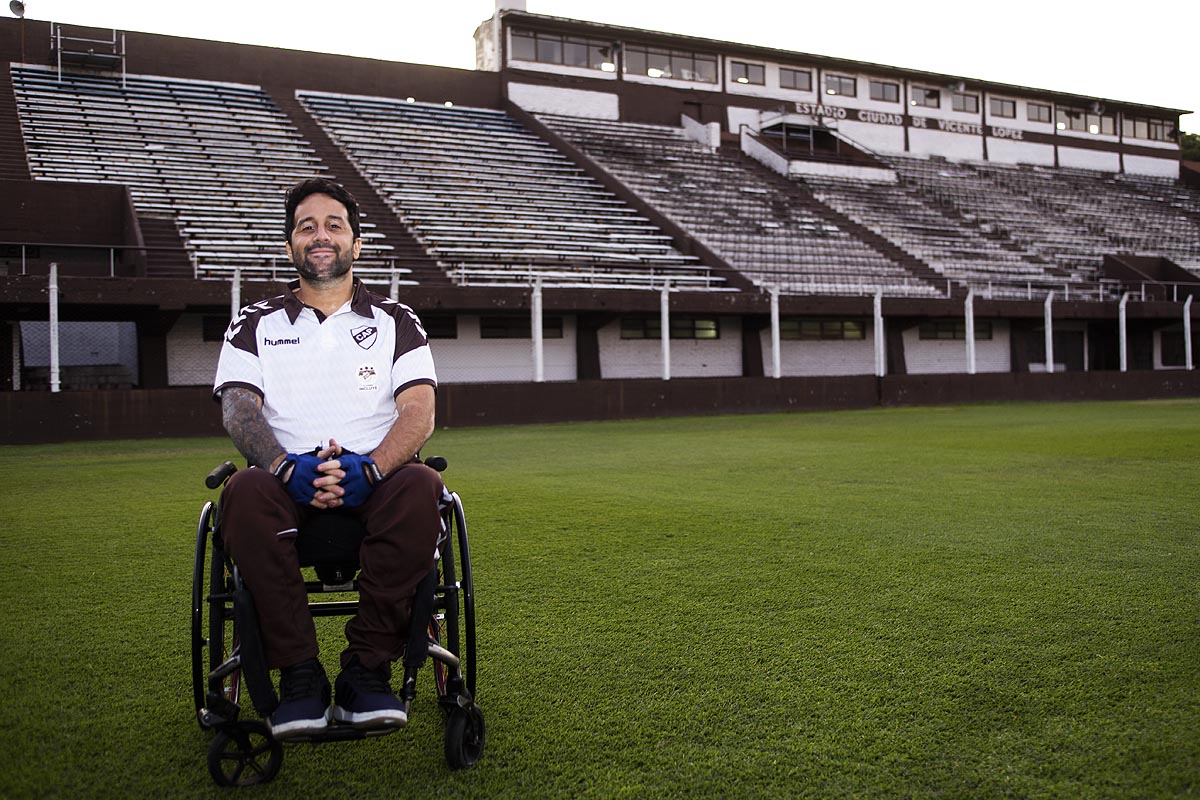 Quedó en silla de ruedas por un accidente e impulsa un plan de inclusión en los clubes de fútbol