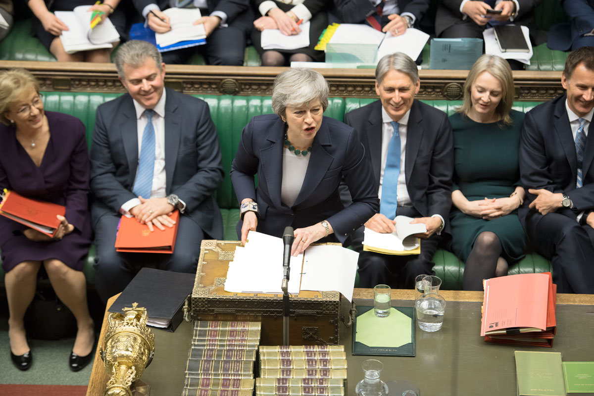 Theresa May apuesta al cansancio para aprobar un resucitado Brexit