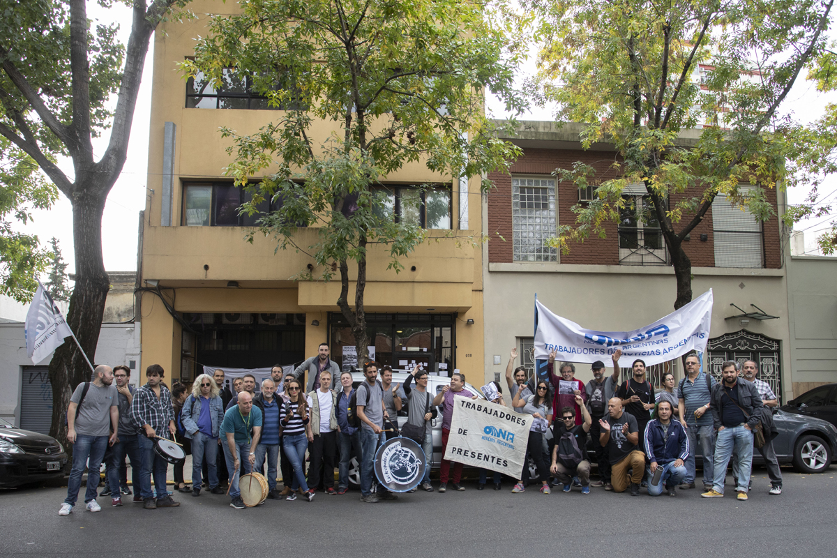 Trabajadores de la agencia Noticias Argentinas reclaman por el pago de deuda salarial