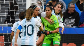 Las manos mágicas de Correa achicaron la distancia entre Inglaterra y Argentina, que aún sostiene la ilusión