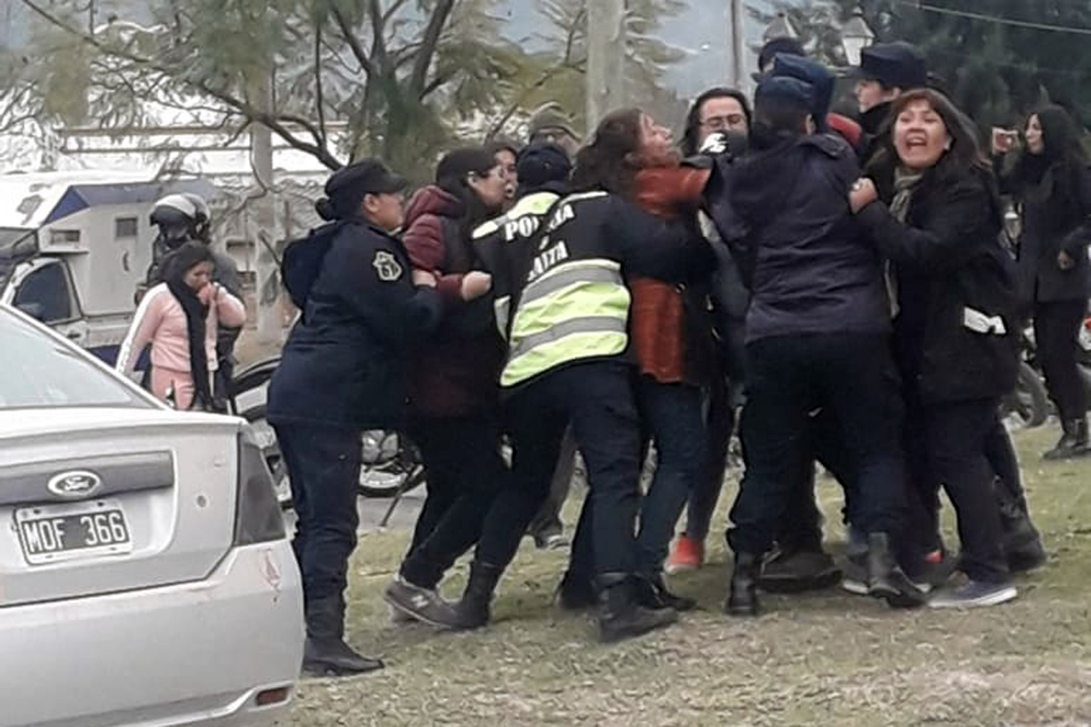 Salta: represión y dos docentes detenidas frente a la Casa de Gobierno