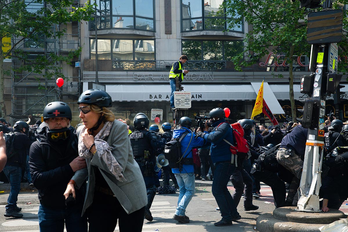 Así reprimen a los chalecos amarillos en París