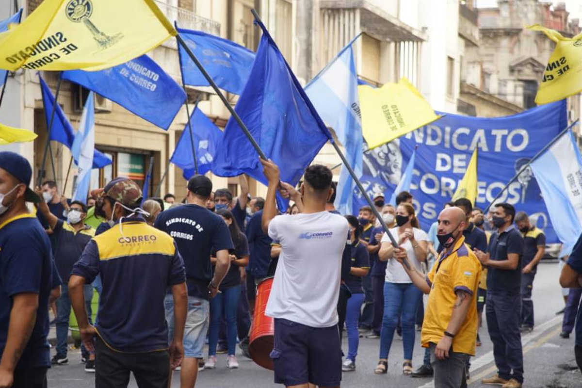 Protestas de trabajadores del Correo Argentino por despidos