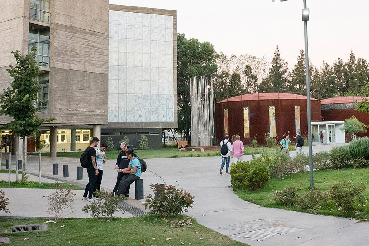 Se recibió la primera camada de arquitectos y arquitectas de una universidad pública del conurbano