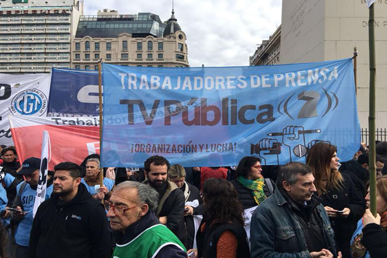 Contra la censura, los trabajadores de la TV Pública continúan con el noticiero censurado por Lombardi