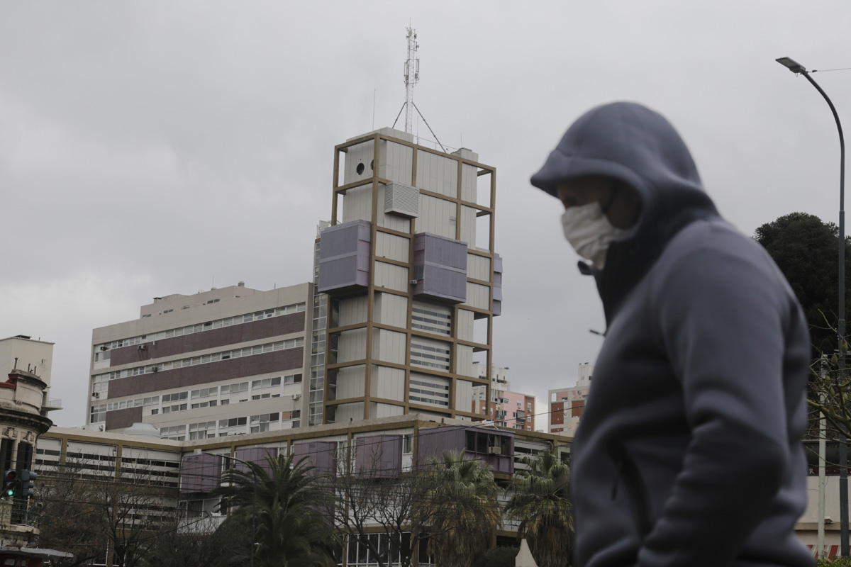 Crisis en los hospitales porteños: denuncian que hay siete camilleros contagiados