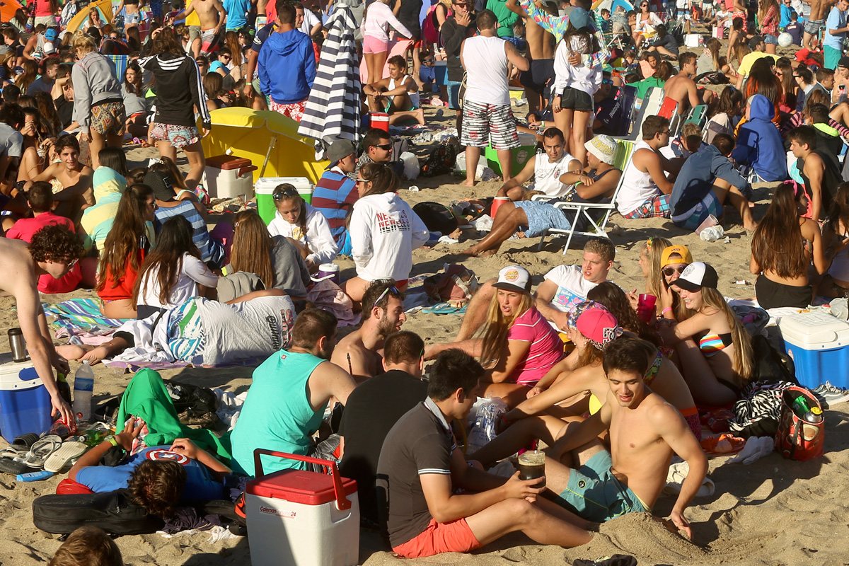 Ley seca en Gesell: el intendente prohibió el consumo de alcohol en las playas y en las calles