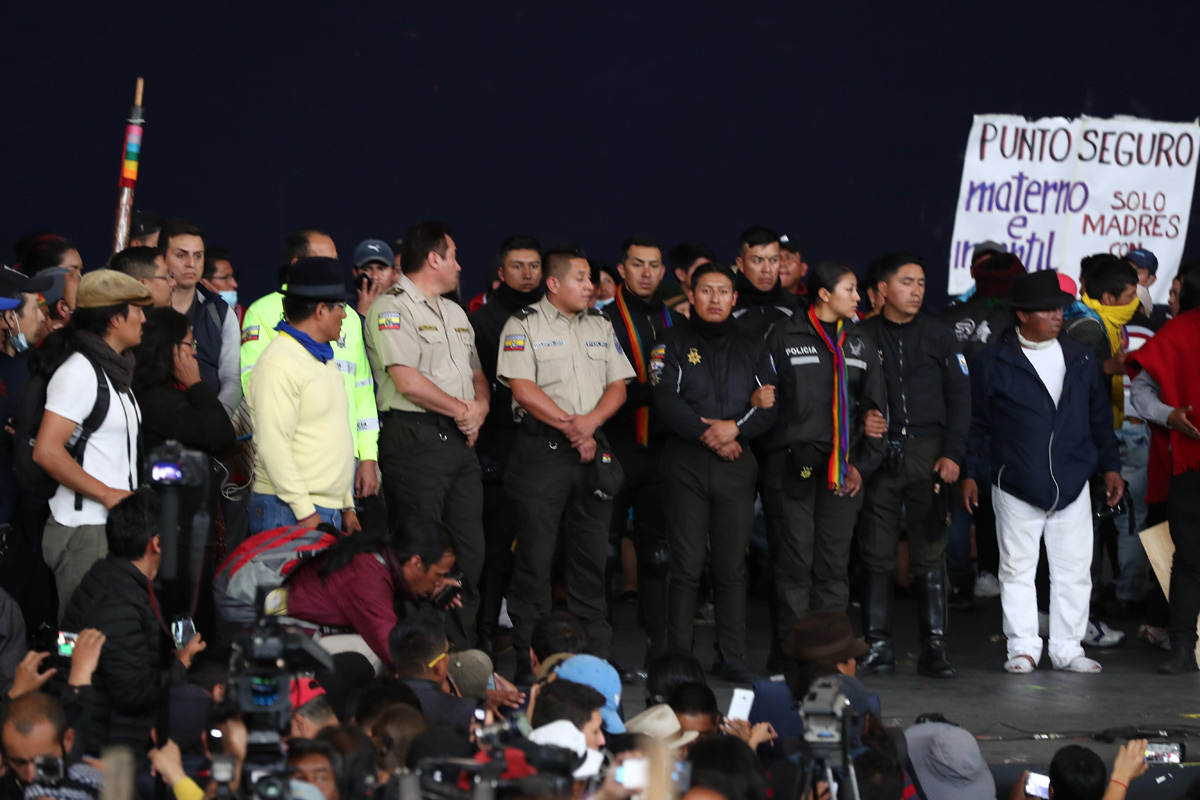 Indígenas toman a policías de rehenes en Ecuador y rechazan el diálogo con el gobierno