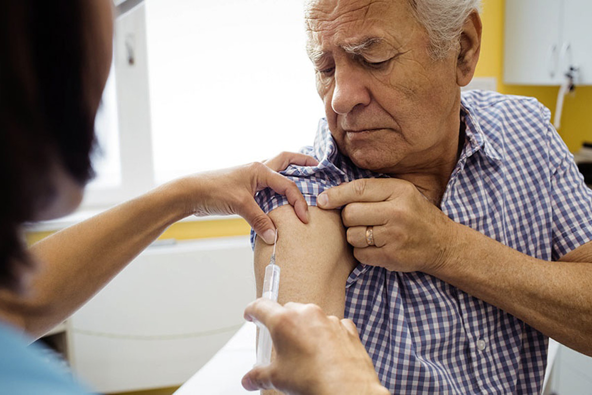 Anuncios de Kicillof: vacuna libre para mayores de 50 años y clases los sábados