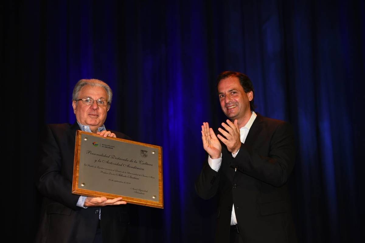 Distinguen a Alberto Barbieri en Escobar