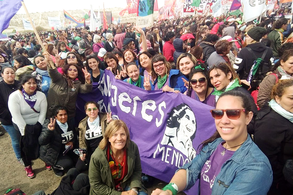 Más de 50 mil mujeres debaten la agenda del feminismo en Trelew