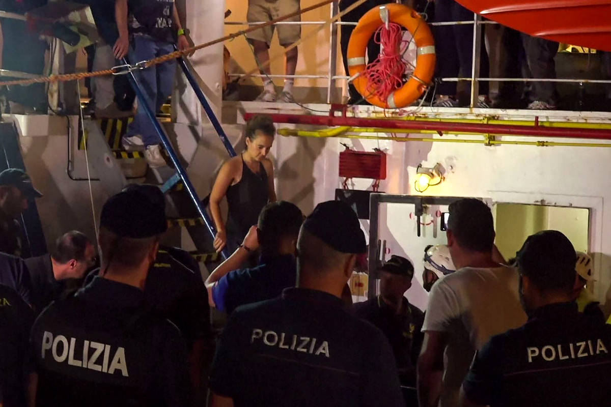 Carola Rackete, la capitana de un barco humanitario, fue presa por rescatar náufragos y llevarlos a Italia