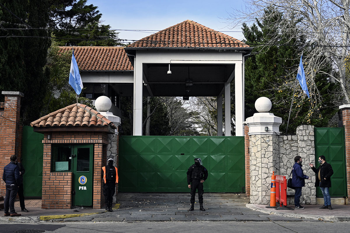 Un hombre fue detenido tras arrojar una bomba molotov contra la quinta de Olivos