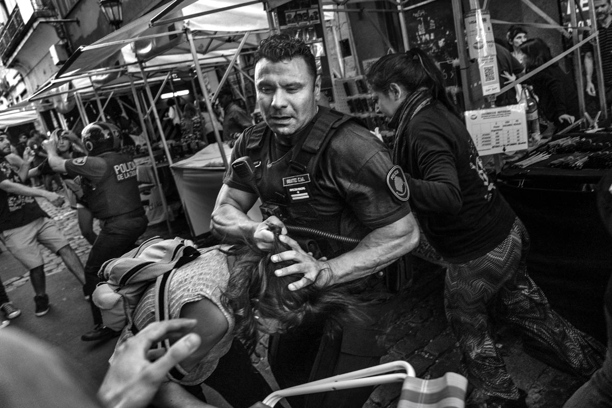 Se realiza la primera audiencia por la represión a los artesanos en San Telmo