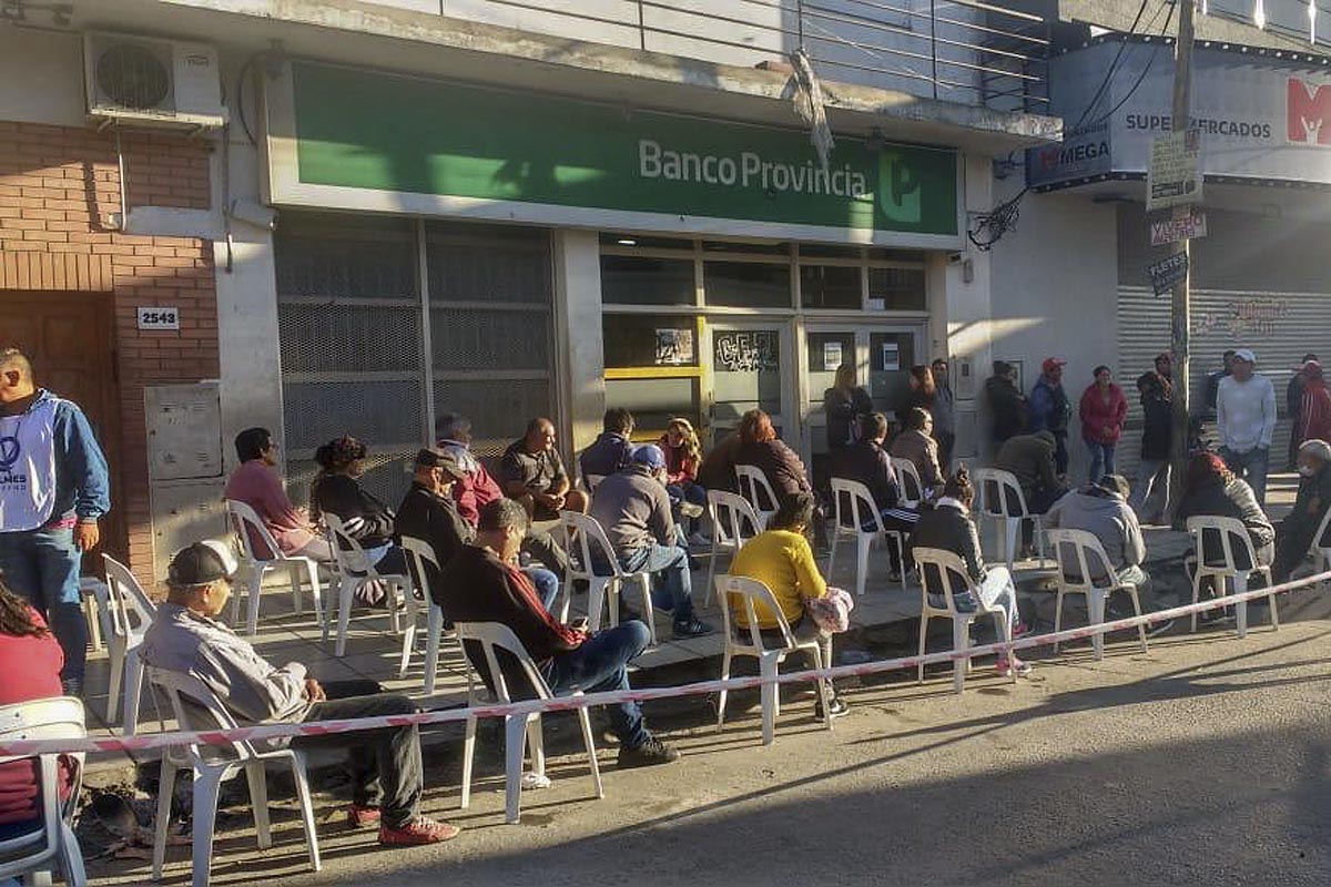 A partir del lunes, los bancos recibirán al público general sólo con turno previo