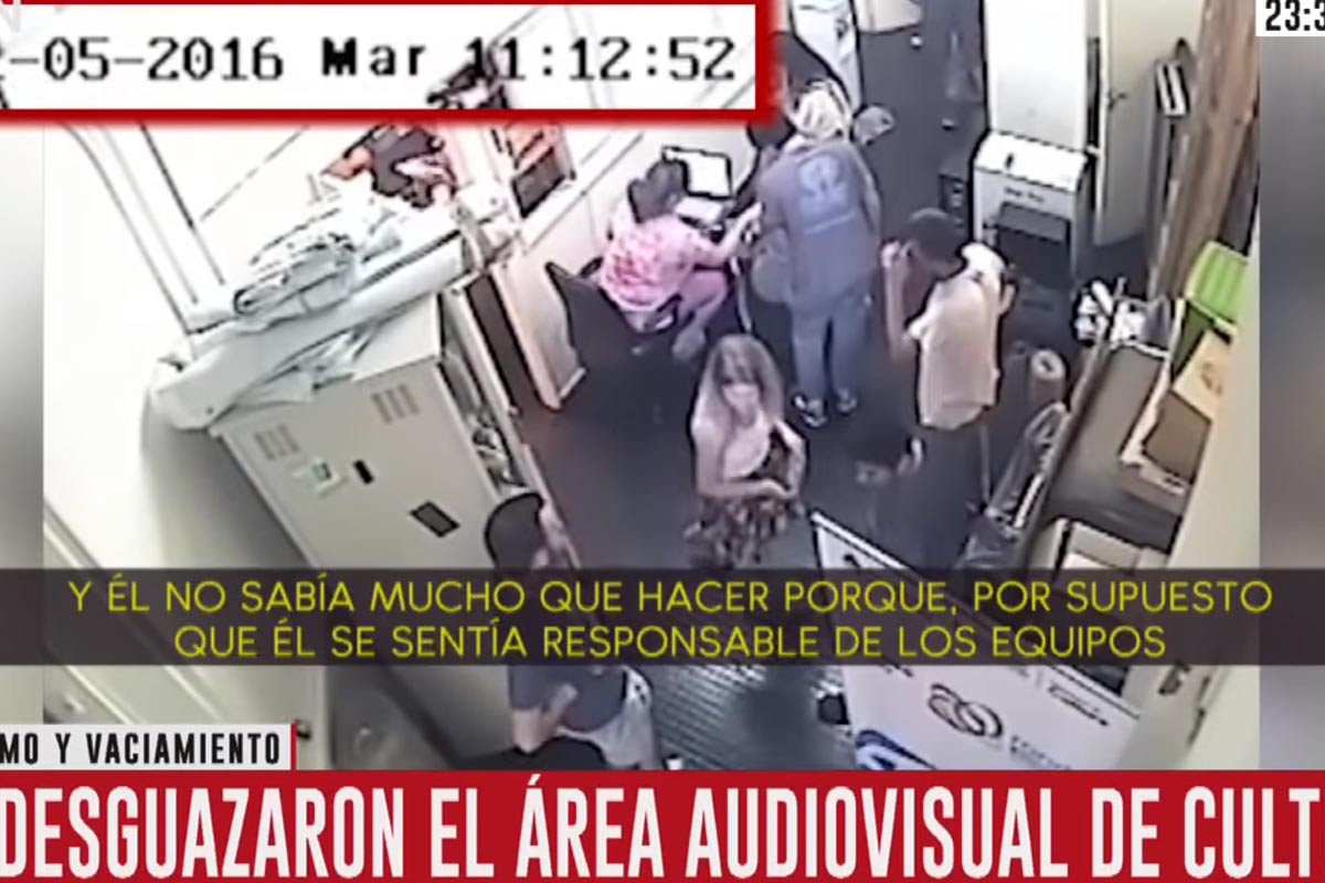 La piedra del escándalo: un video muestra a la novia de Avelluto llevándose equipos del Ministerio de Cultura