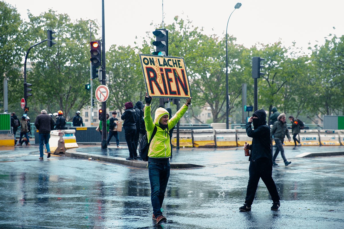 Los chalecos amarillos marcharon acompañados por sindicalistas a la espera del 1 de Mayo