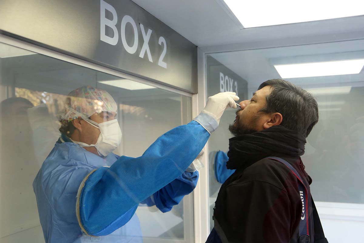 Investigadores del Conicet probarán un spray nasal que podría detener el virus