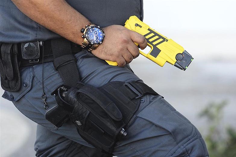 La Policía de la Ciudad comienza a utilizar las polémicas pistolas Taser